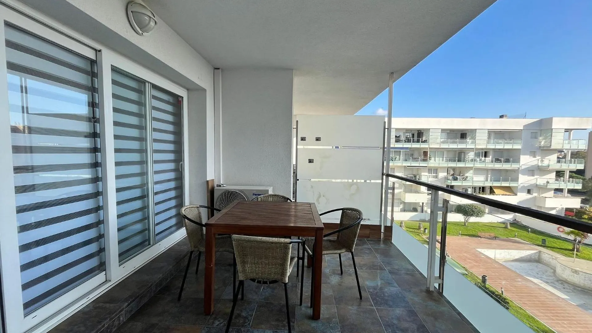 Apartamento Con Piscina En Roses Spain